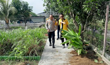 Wakapolresta-Sidoarjo-Tinjau-Pelaksanaan-Ketahanan-Pangan-di-Desa-Ponokawan-Krian