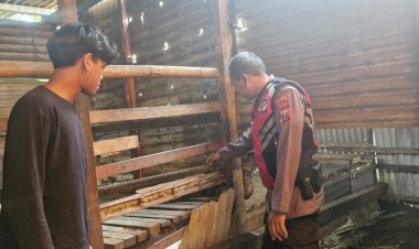 Bhabinkamtibmas-Desa-Tambak-Oso-Mengecek-Perkembangan-Bibit-Kambing-untuk-Ketahanan-Pangan