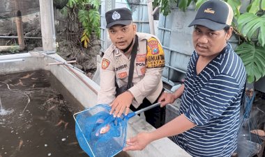 Bhabinkamtibmas-Cek-Kolam-Ikan-di-Desa-Ketajen,-Ajak-Warga-Sukseskan-Ketahanan-Pangan