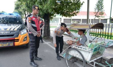 Sambil-Patroli-Polisi-Berbagi-Nasi-Kotak-ke-Pekerja-Jalanan-di-Situbondo