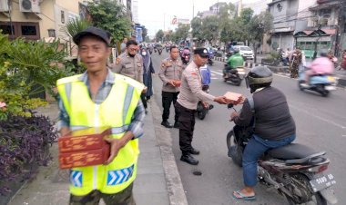 Polsek-Gedangan-Tebar-Kebaikan,-Bagikan-Takjil-untuk-Masyarakat