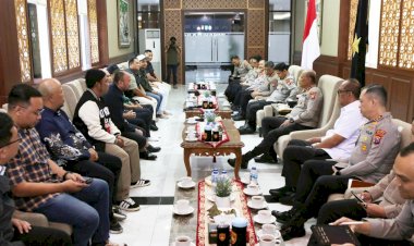 Polda-Jatim-Satukan-Persebaya-dan-Arema,-Perkuat-Komitmen-Laga-Damai-di-Kanjuruhan