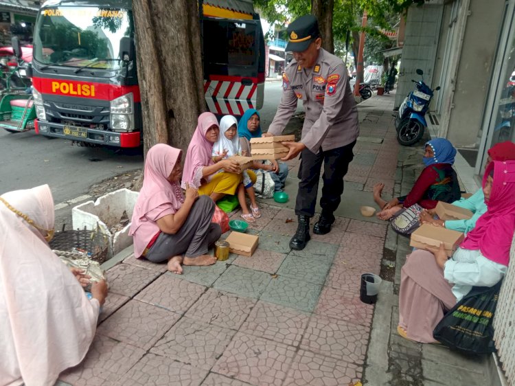 Jumat Berkah,Polresta Banyuwangi Berbagi Nasi Kotak untuk Warga Masyarakat
