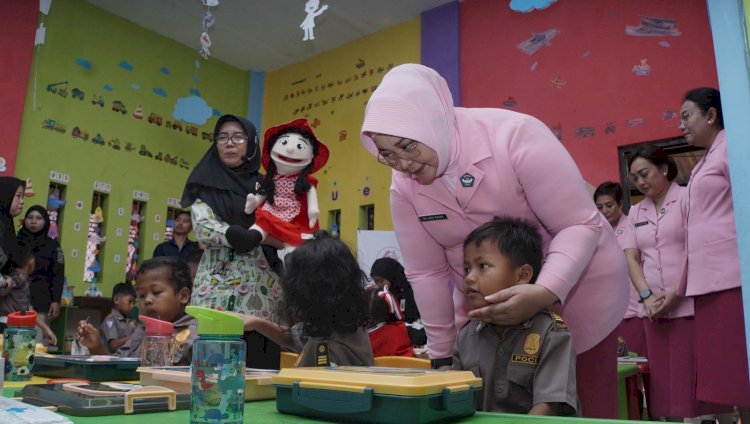 Yayasan Kemala Bhayangkari Daerah Jatim Bagikan Makan Bergizi di Sidoarjo
