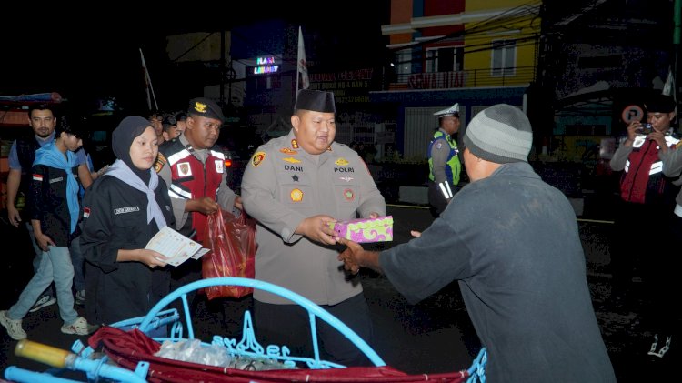 Polres Pasuruan Gandeng Mahasiswa Gelar SOTR Sembari Berbagi Makan Sahur Untuk Warga