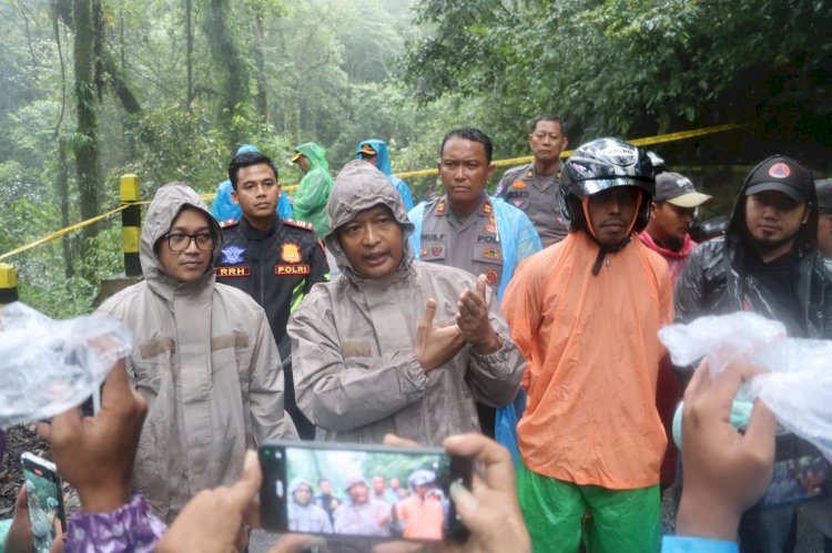 Gotong Royong Polisi Bersama TNI dan BPBD Tangani Longsor Pacet Mojokerto