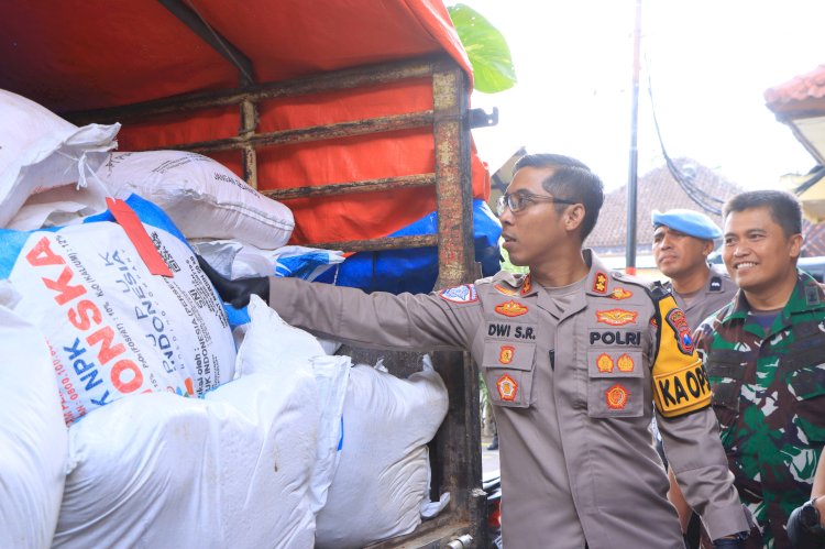 Polres Ngawi Amankan Truk dan Dua Orang Diduga Selundupkan 3 Ton Pupuk Bersubsidi
