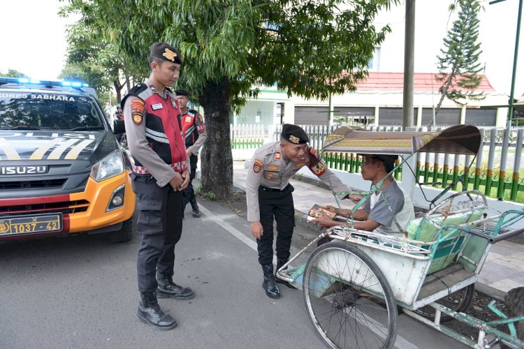 Sambil Patroli Polisi Berbagi Nasi Kotak ke Pekerja Jalanan di Situbondo