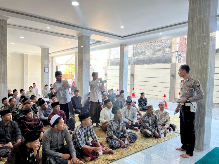 Hardiknas Polres Probolinggo Beri Edukasi Santri Kenalkan Program Keselamatan Berkendara
