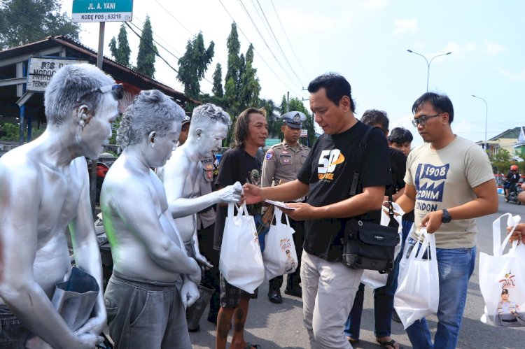 Polisi Peduli, Turun ke Jalan Salurkan Bansos untuk Pekerja Jalanan di Ngawi