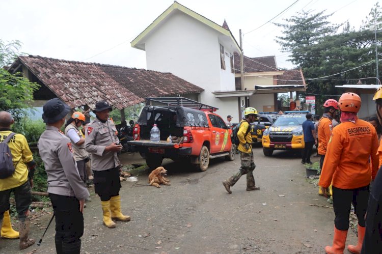 Libatkan Anjing Pelacak Polisi Kembali Cari Korban Longsor di Trenggalek