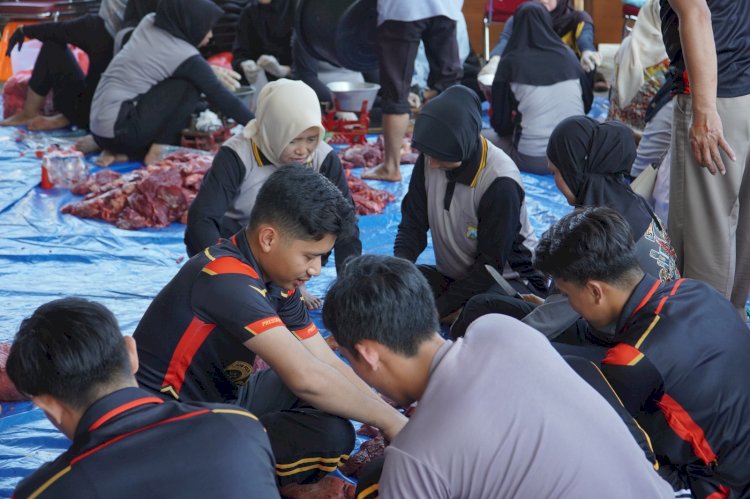 Polres Ponorogo Kurangi Sampah Plastik Salurkan Paket Daging Qurban Pakai Daun Pisang