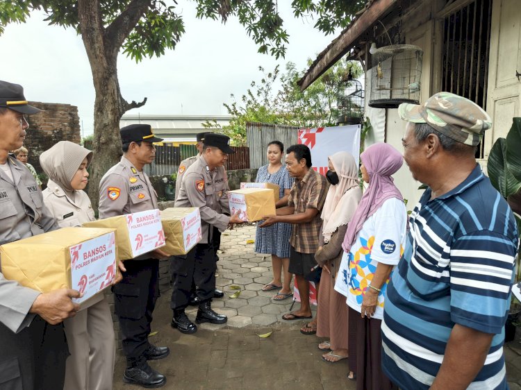 Senyum Renyah Warga Terima Bantuan Polres Madiun Kota di Hari Bhayangkara ke -79
