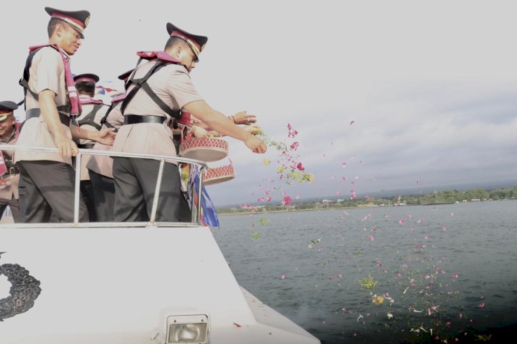 Peringati Hari Bhayangkara ke-79, Polresta Banyuwangi Tabur Bunga di Selat Bali