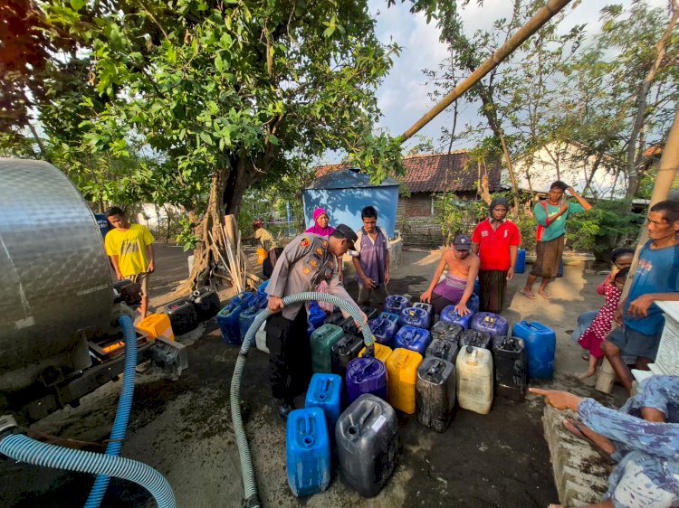 Polres Probolinggo dan BPBD Salurkan Air Bersih untuk Warga Tegalsiwalan Dampak Kekeringan