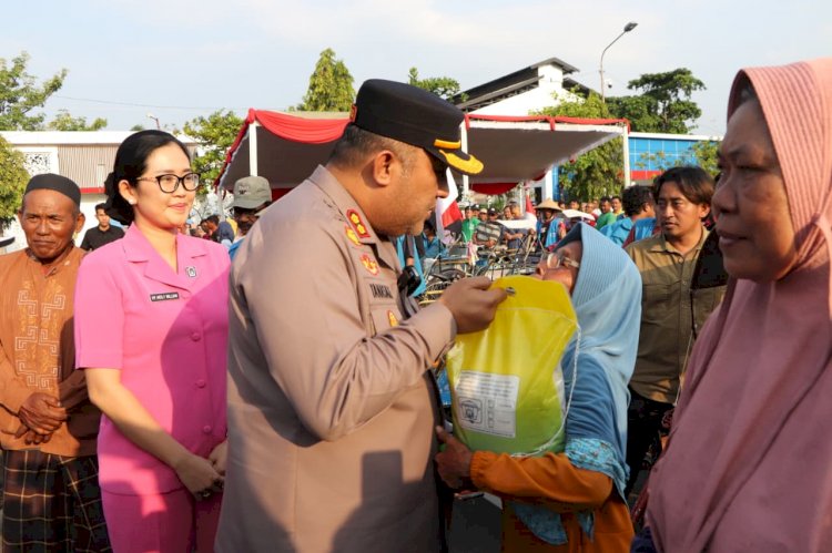 Sambut HUT Kemerdekaan RI ke-80, Polres Tuban Salurkan Bantuan Beras untuk Warga Kurang Mampu