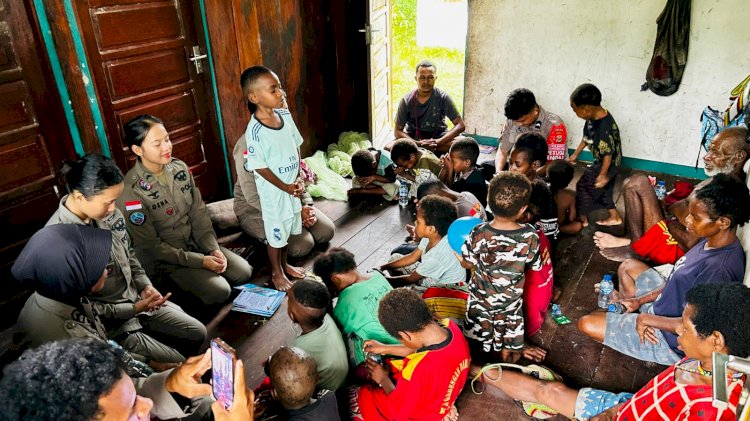 Polri Tanamkan Semangat Belajar kepada Anak-Anak di Kampung Yunad Melalui Pendekatan Humanis