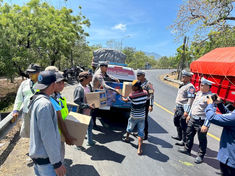 Hari Lalu Lintas Bhayangkara ke-70 Polres Situbondo Berbagi Sembako dan Rompi untuk Supeltas