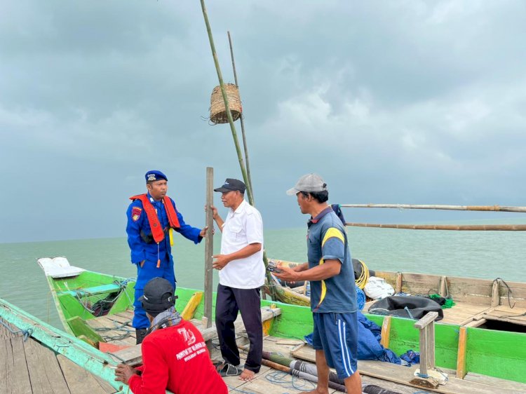 Cegah Konflik Antar Nelayan Satpolairud Polres Gresik Bongkar Dua Rumpon di Perairan Utara
