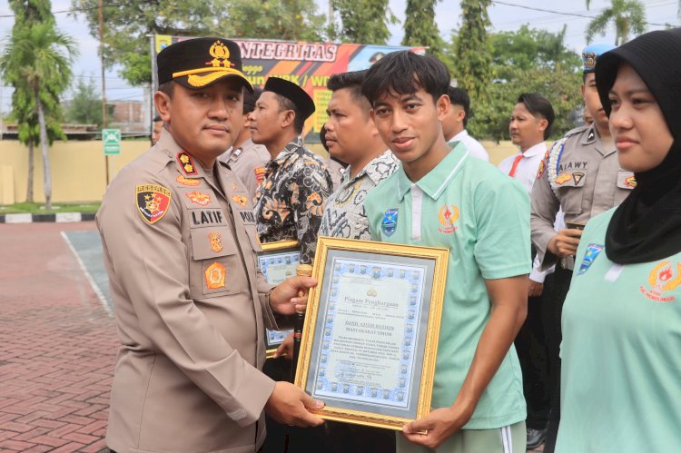 Kapolres Probolinggo Beri Penghargaan Dua Atlet Arung Jeram yang Melawan Begal