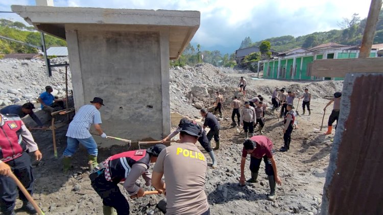 Bersihkan Rumah Allah Pascabanjir Polri dan Warga Bener Meriah Gotong Royong Siapkan Meunasah Sambut Ramadan