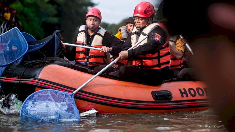 Gerakan Nasional ASRI Polrestabes Surabaya Bersihkan Kawasan Jembatan Merah