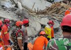Kapolresta-Sidoarjo-Turun-Langsung-Cek-Evakuasi-Korban-Musibah-Ponpes-Al-Khoziny